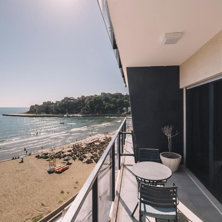 Hotel Cruiser Luxury - Two-Bedroom Apartment with Balcony and Sea View - 11