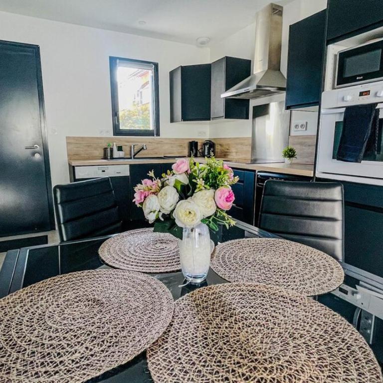 Instant Janin - Logement T3 climatisé plain pied avec jardin - Maison 2 Chambres - 9