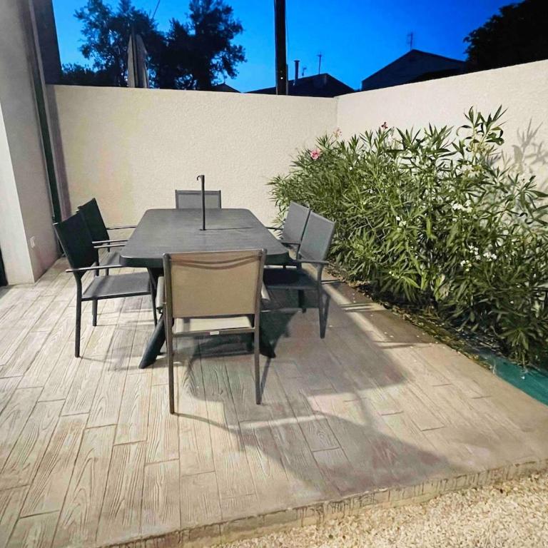 Instant Janin - Logement T3 climatisé plain pied avec jardin - Maison 2 Chambres - 17