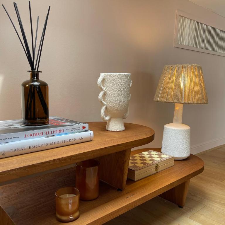 Cœur de Saint-Tropez - 2 chambres - Terrasse - Parking - Two-Bedroom Apartment with Terrace - 11