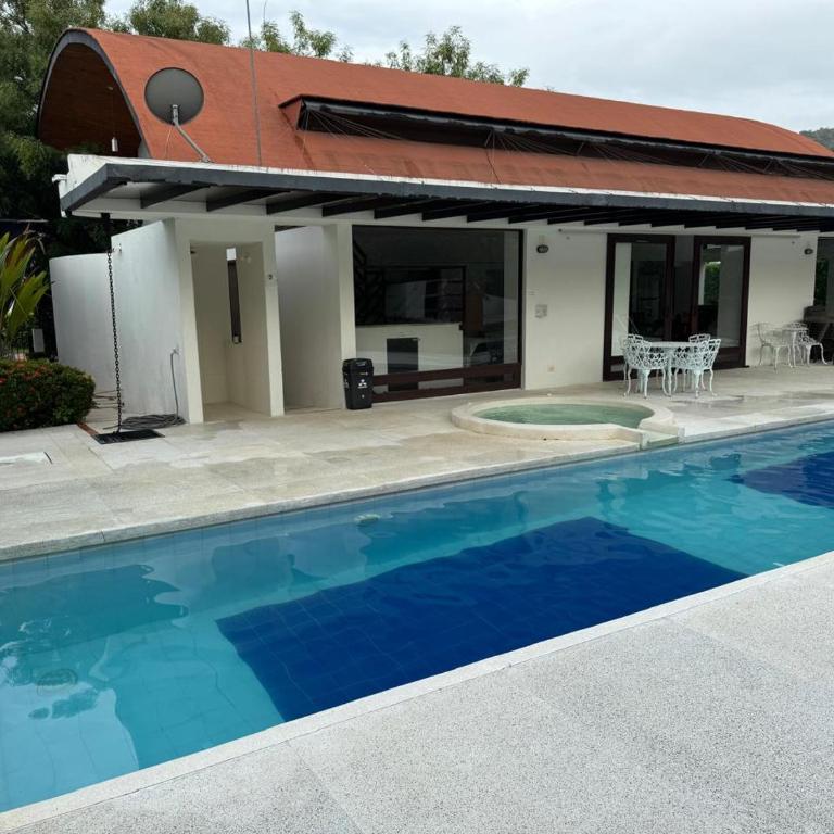 Espectacular casa vacacional con jacuzzi y piscina privada - Casa - 2