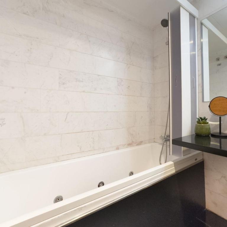 Bilbao Artklass - Three-Bedroom Apartment - 21