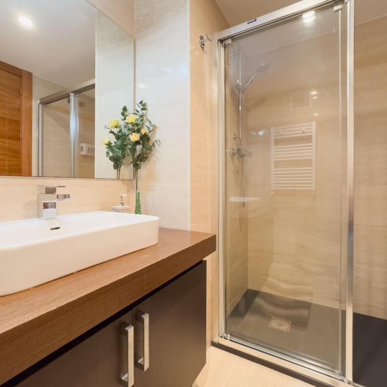 Bilbao Artklass - Three-Bedroom Apartment - 14