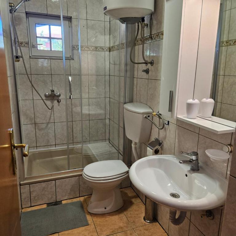 Villa Linna - Dvokrevetna Soba s Bračnim Krevetom s Pogledom na Vrt - 3