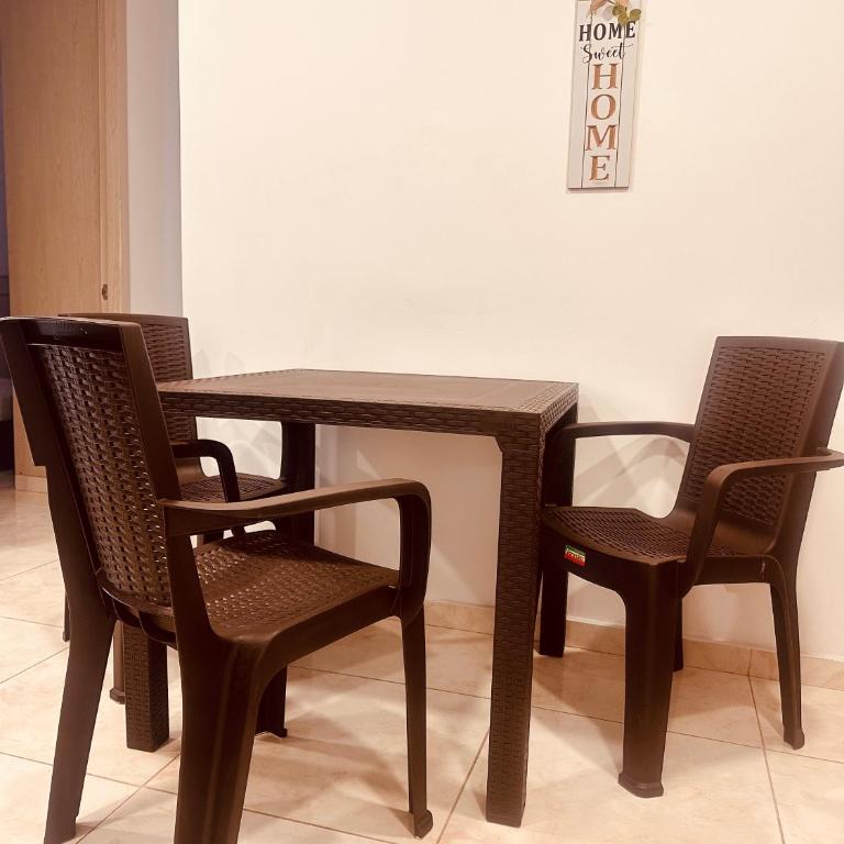 Tranquilo Apto con Vista 5 Estrellas WiFi Fast & CHECK IN AUTONOMO - Three-Bedroom Apartment - 10