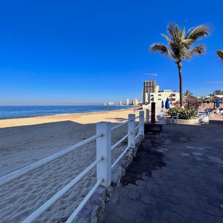 Quiet apartment with pool right on the beach - One-Bedroom Apartment - 5
