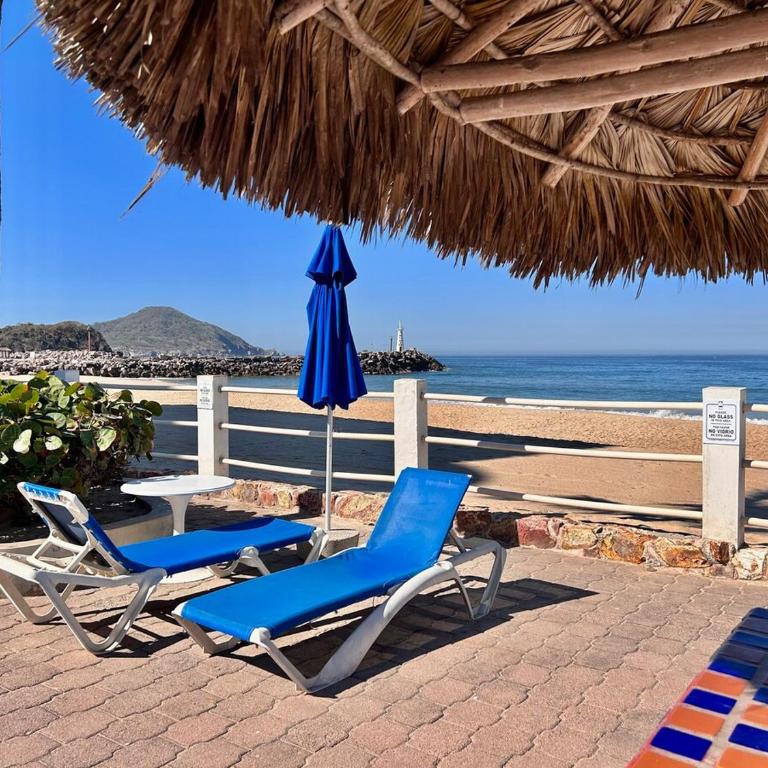 Quiet apartment with pool right on the beach - One-Bedroom Apartment - 7