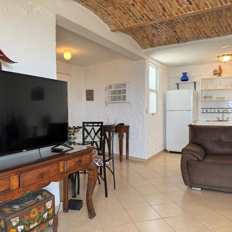 Quiet apartment with pool right on the beach - One-Bedroom Apartment - 10