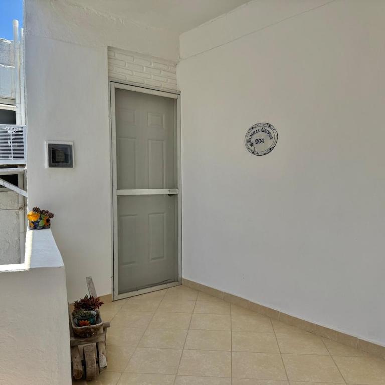 Quiet apartment with pool right on the beach - One-Bedroom Apartment - 13