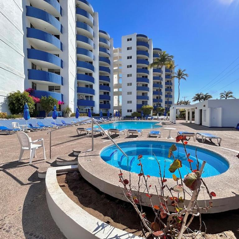 Quiet apartment with pool right on the beach - One-Bedroom Apartment - 20
