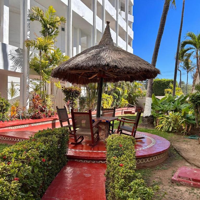 Quiet apartment with pool right on the beach - One-Bedroom Apartment - 23