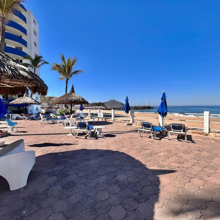 Quiet apartment with pool right on the beach - One-Bedroom Apartment - 25