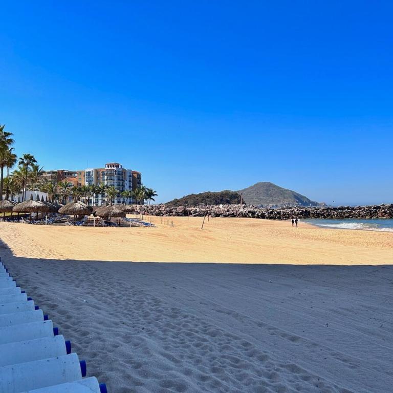 Quiet apartment with pool right on the beach - One-Bedroom Apartment - 26