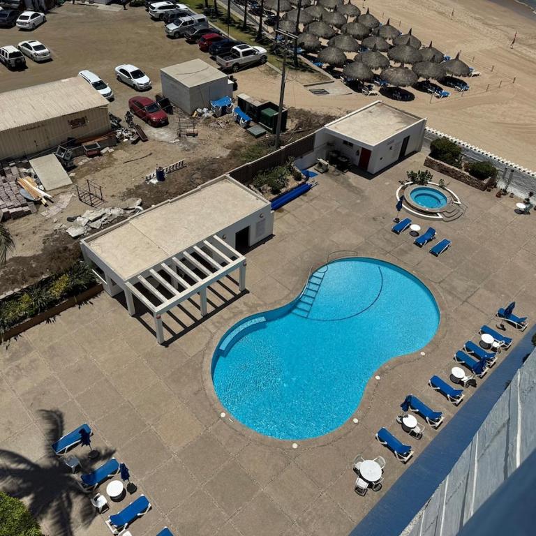 Quiet apartment with pool right on the beach - One-Bedroom Apartment - 30