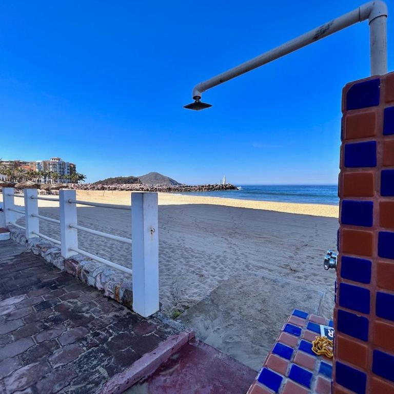 Quiet apartment with pool right on the beach - One-Bedroom Apartment - 31
