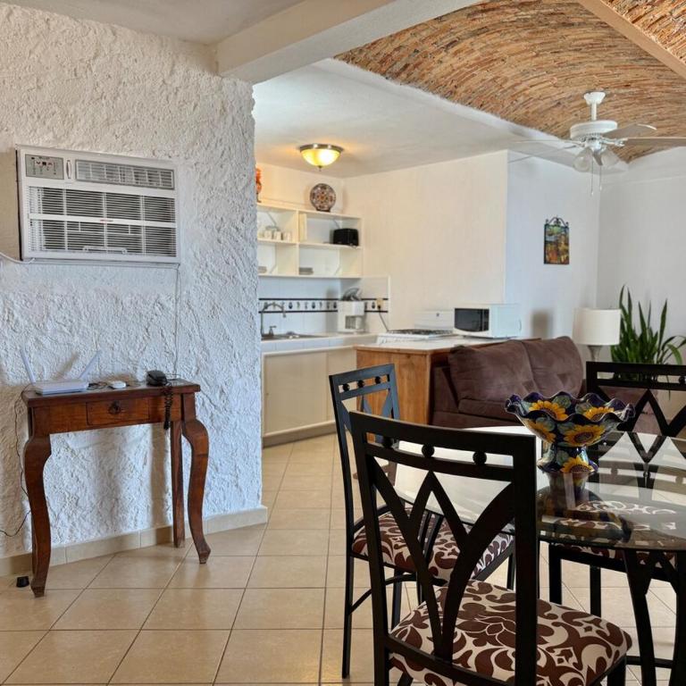 Quiet apartment with pool right on the beach - One-Bedroom Apartment - 33