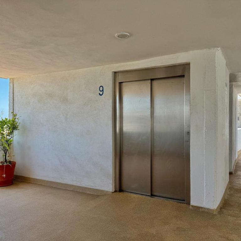 Quiet apartment with pool right on the beach - One-Bedroom Apartment - 37