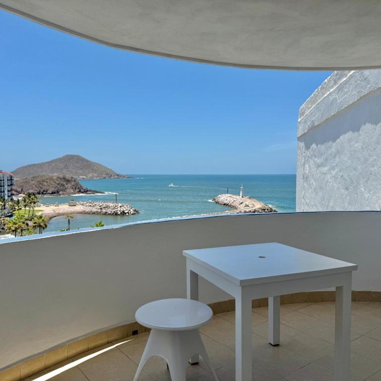 Quiet apartment with pool right on the beach - One-Bedroom Apartment - 39