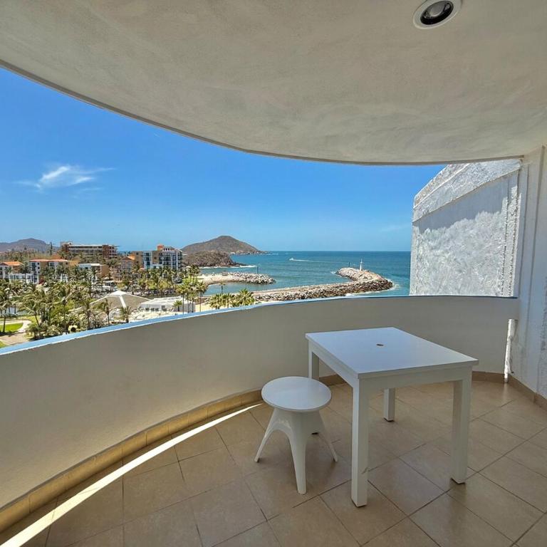 Quiet apartment with pool right on the beach - One-Bedroom Apartment - 42
