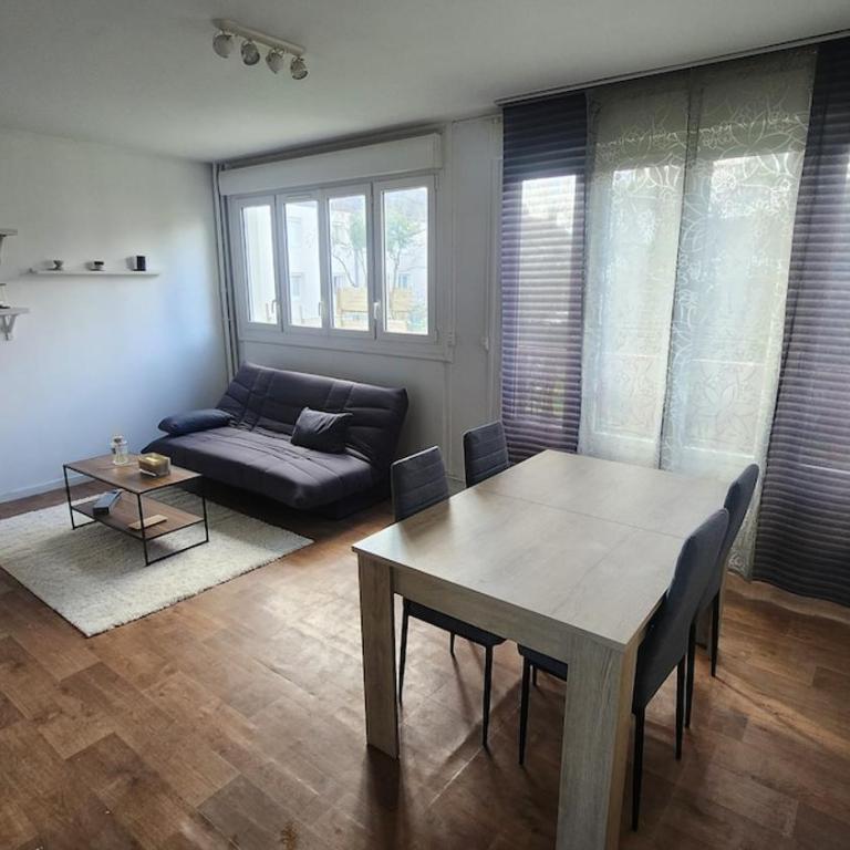 apartment 8 people 24H Le Mans - Three-Bedroom Apartment - 1