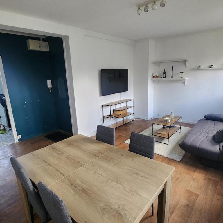 apartment 8 people 24H Le Mans - Three-Bedroom Apartment - 3