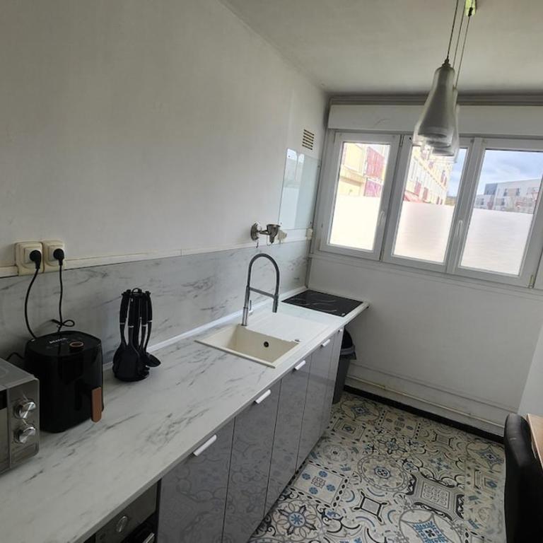 apartment 8 people 24H Le Mans - Three-Bedroom Apartment - 4