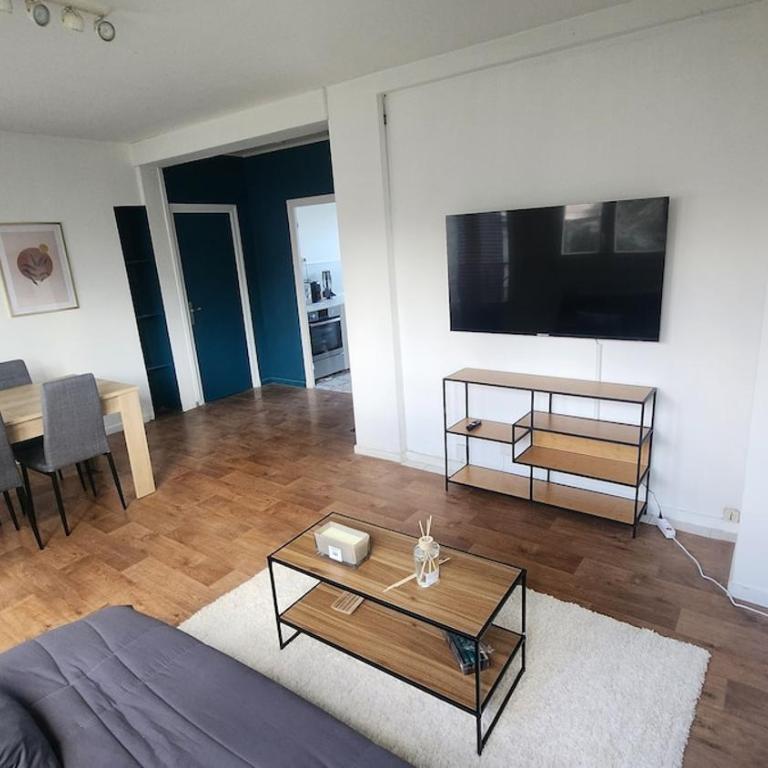apartment 8 people 24H Le Mans - Three-Bedroom Apartment - 2