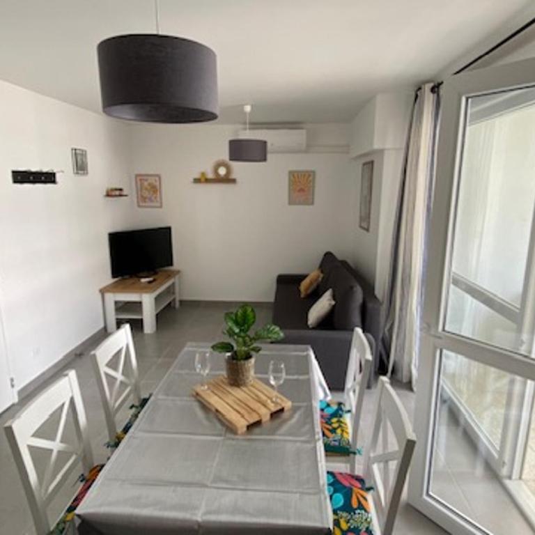 Beau T2 climatisé, 2ème étage, 4 pers, parking privé - FR-1-727-15 - Appartement - 1