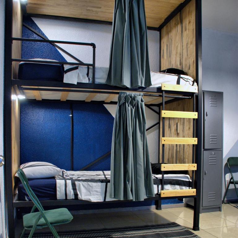 Wanderlust District - Bed in 4-Bed Female Dormitory Room - 1