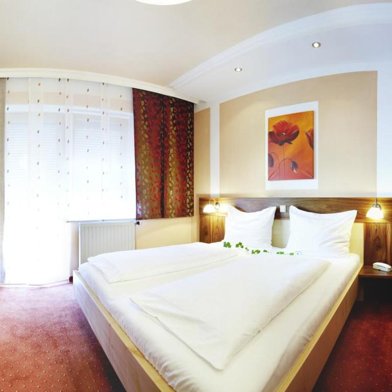 Sunny-Hill Frühstückshotel - Loipersdorf - Dreibettzimmer mit Balkon - 2