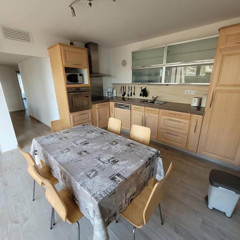 Quartier du port Appartement t4 pour 8 personnes N12 - Three-Bedroom Apartment with Sea View - 8