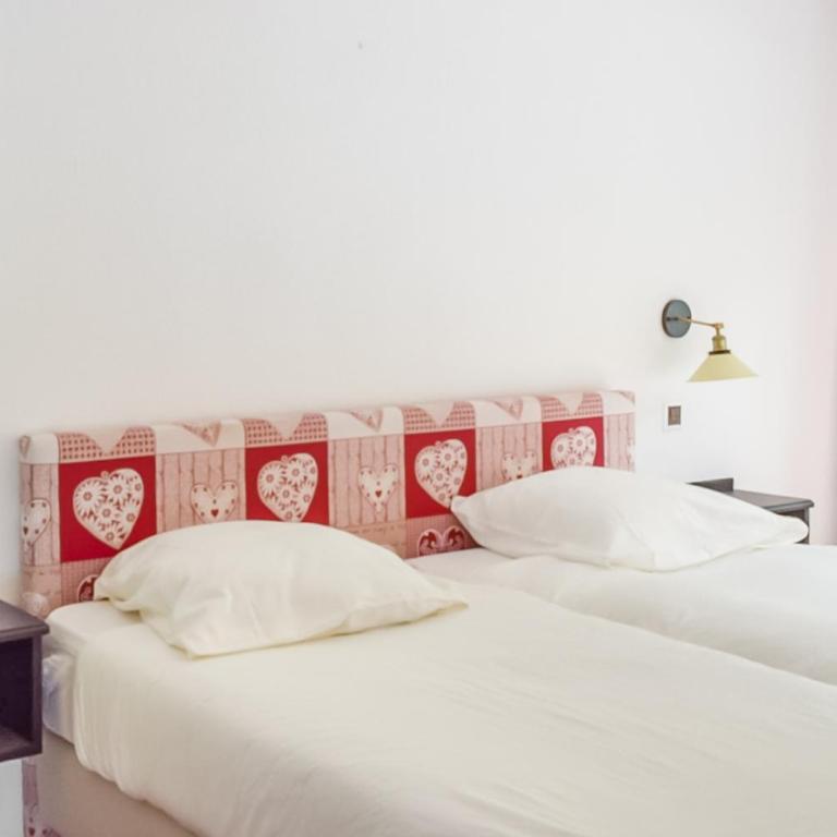 Guesthouse Hotel Between - Doppel- oder Zweibettzimmer - 1
