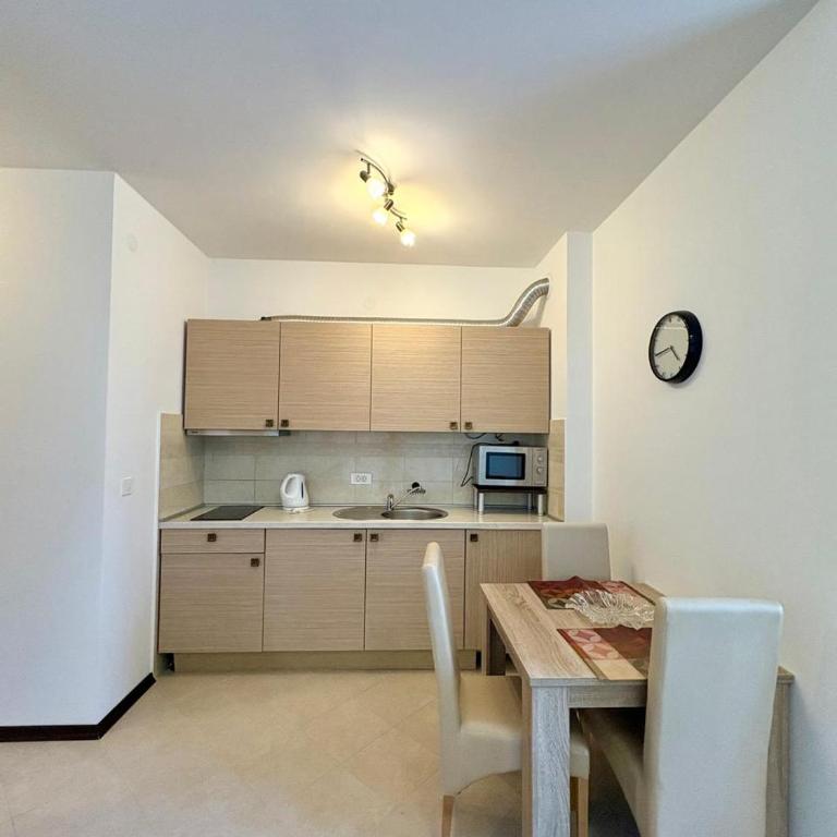 Becici Summer Apartments - One-Bedroom Apartment with Balcony and Mountain View - 1