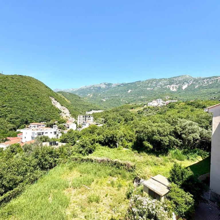 Becici Summer Apartments - One-Bedroom Apartment with Balcony and Mountain View - 2