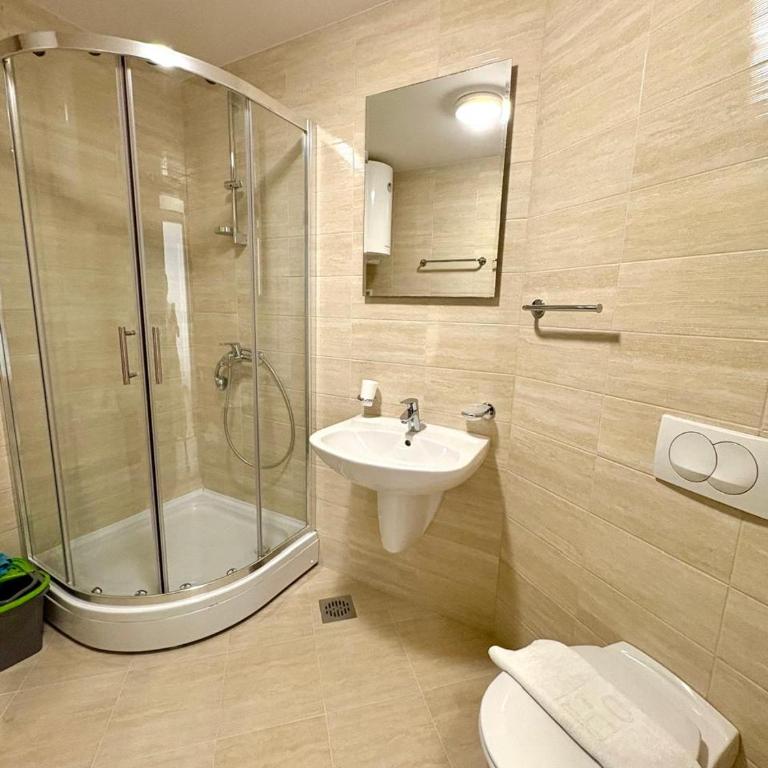 Becici Summer Apartments - One-Bedroom Apartment with Balcony and Mountain View - 6
