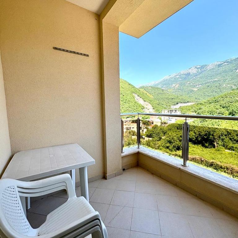 Becici Summer Apartments - One-Bedroom Apartment with Balcony and Mountain View - 7