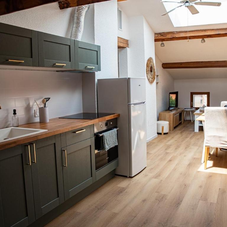 Refuge sous les toits - Appartement 3 Chambres avec Balcon - 40