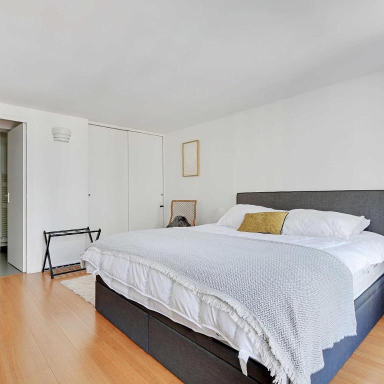 Elegant Apt - 1BDR 4P - Marais Place des Vosges - One-Bedroom Apartment - 9