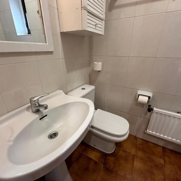 mikasita Pamplona Centro - student housing & coliving - Triple Room with Private Bathroom - 3