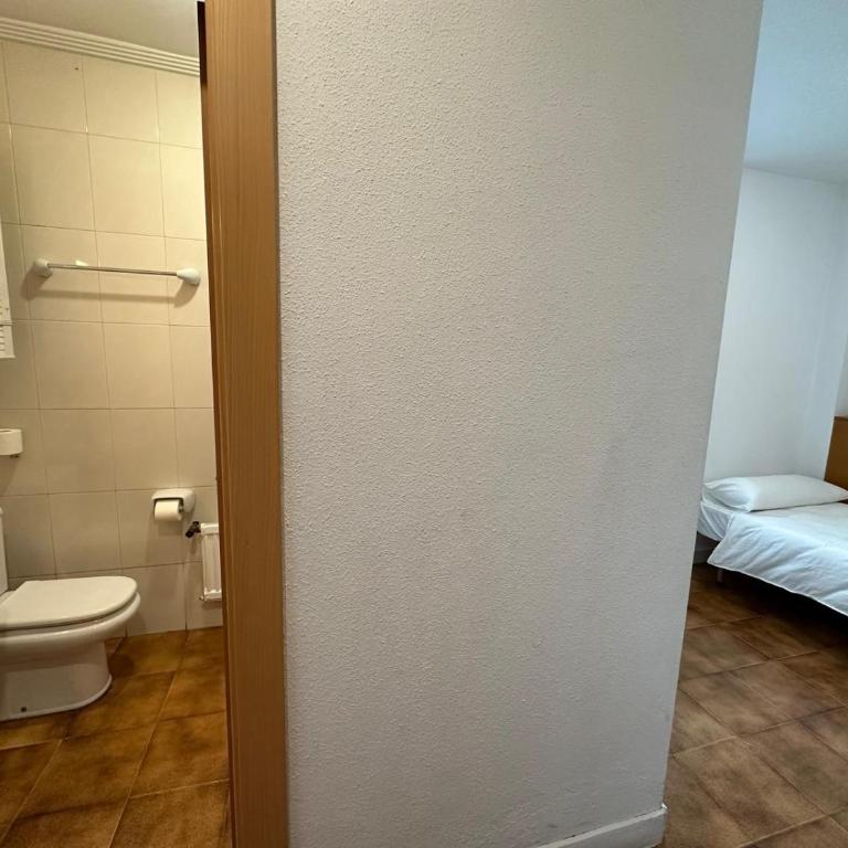 mikasita Pamplona Centro - student housing & coliving - Triple Room with Private Bathroom - 6