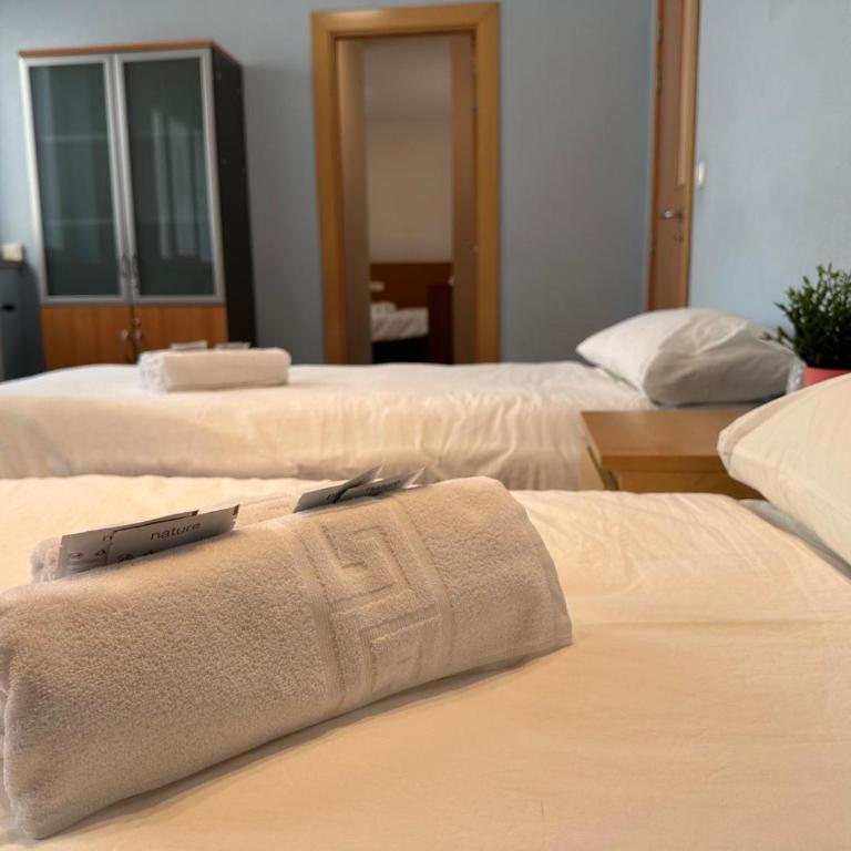 mikasita Pamplona Centro - student housing & coliving - Triple Room with Private Bathroom - 1