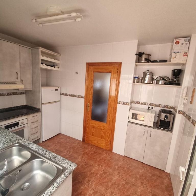 La Zenia 3 Bedroom House, Distant Sea View, Shared Heated Pool in Winter, Sleeps 8 - Casa de 3 dormitorios - 20