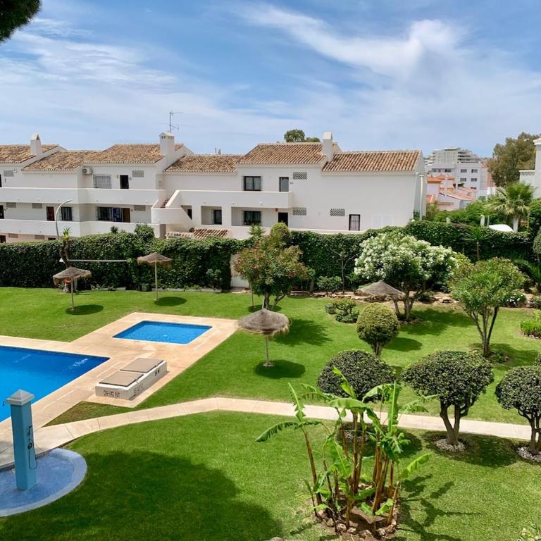 Beach getaway - 3 minutes to the beach - Two-Bedroom Apartment - 4