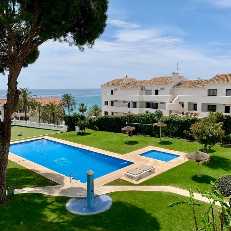 Beach getaway - 3 minutes to the beach - Two-Bedroom Apartment - 24