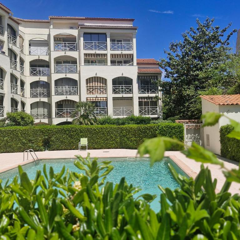 Studio cosy avec balcon et parking, animaux admis, près des plages à Sainte-Maxime - FR-1-780-7 - Apartment - 1