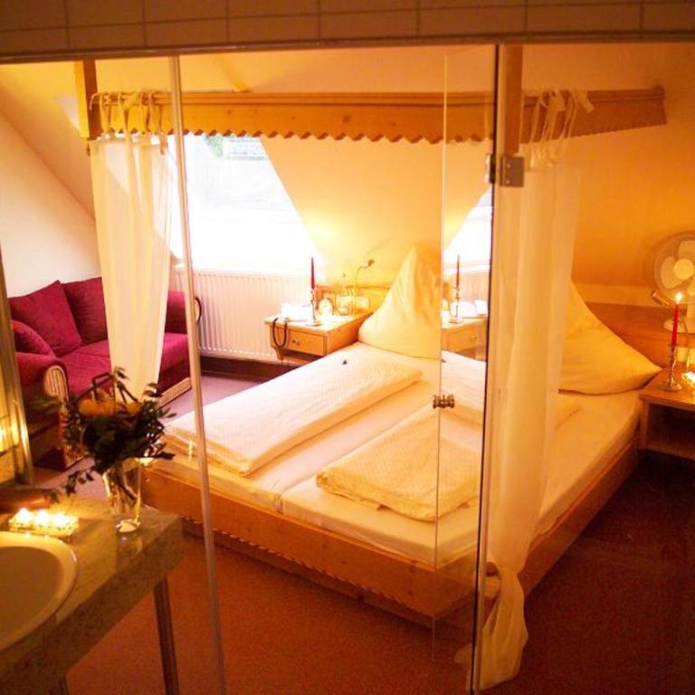 Hotel Am Kamin - Doppelzimmer mit Himmelbett - 1