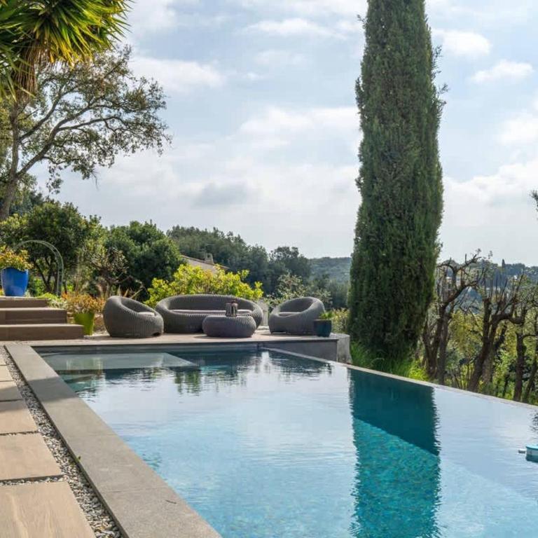 Villa de Luxe | Jardin & Piscine à Débordement - Maison de Vacances - 3