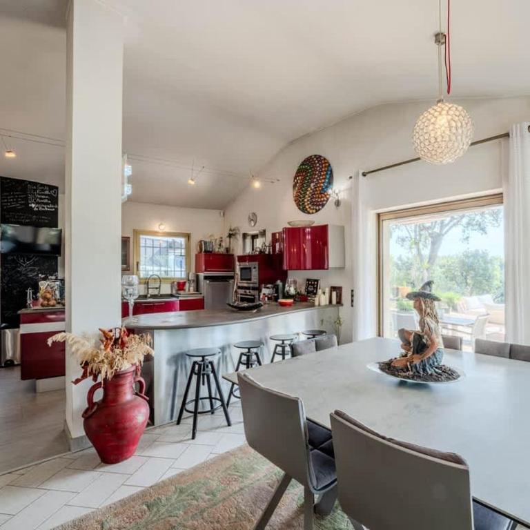 Villa de Luxe | Jardin & Piscine à Débordement - Maison de Vacances - 10