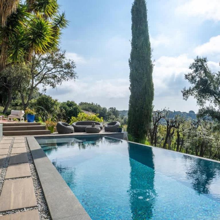 Villa de Luxe | Jardin & Piscine à Débordement - Maison de Vacances - 30