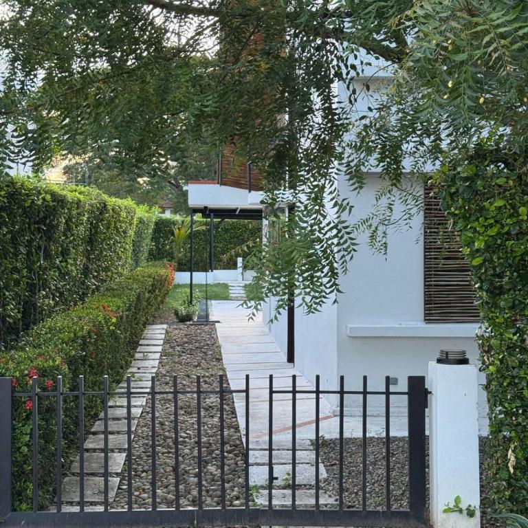 Espectacular casa vacacional con jacuzzi y piscina privada - Casa - 25